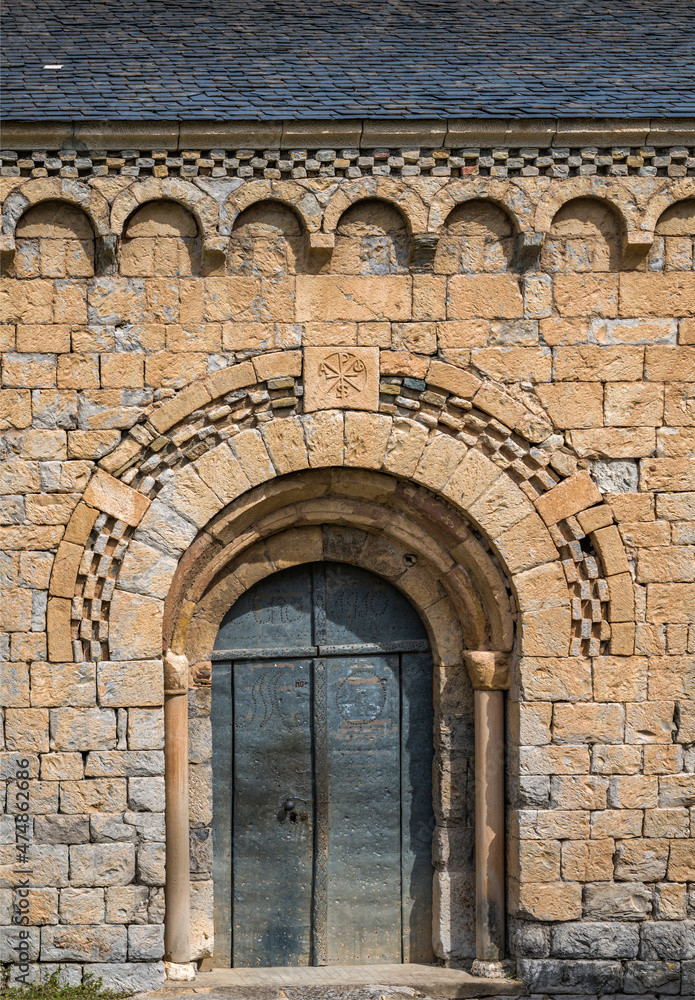 Porte et bandes lombardes de l'église de Santa María de Alaón à Sopeira, Aragon, Espagne
