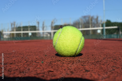 テニスボールとテニスコート © ju13p
