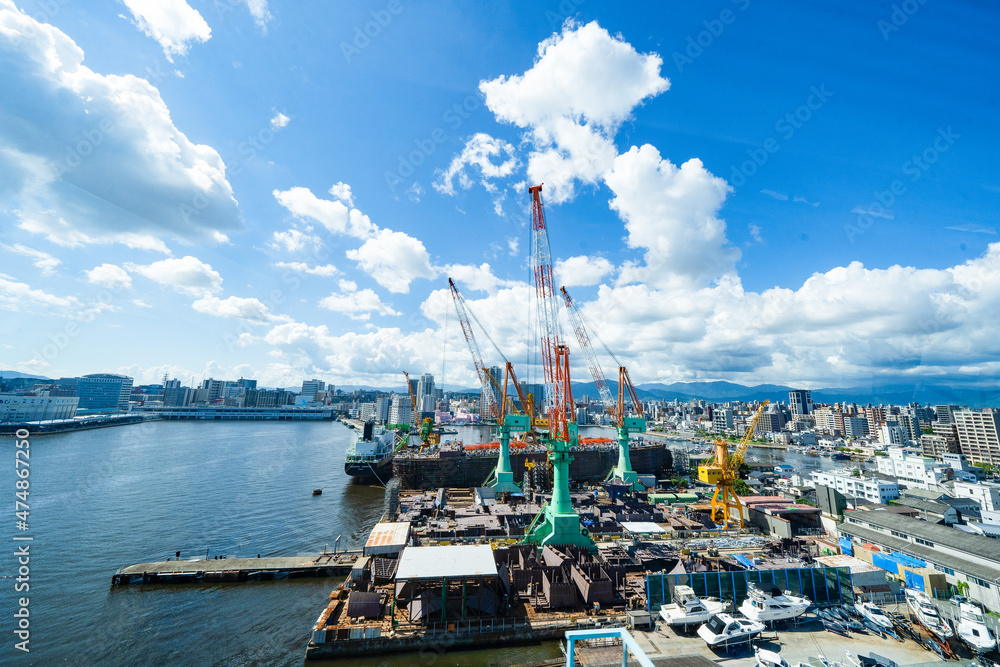 工業地帯と海と空と雲 Stock 写真 | Adobe Stock