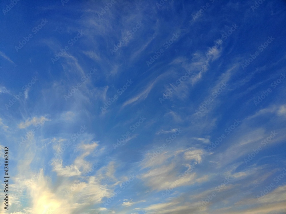 Cielo azul y luz del sol reflejada en nubes