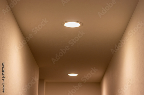 通路の天井に設置されたダウンライト photo