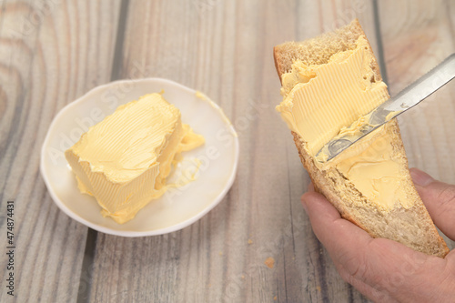 tartine au beurre d'un morceau de pain photo