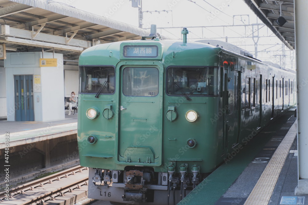滋賀県の湖西線の緑の電車
