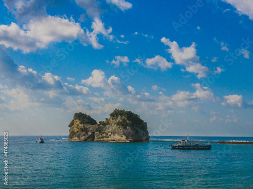 快晴の空と海と円月島