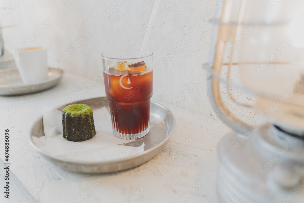 アイスコーヒーと抹茶カヌレ アイスコーヒーと抹茶カヌレ