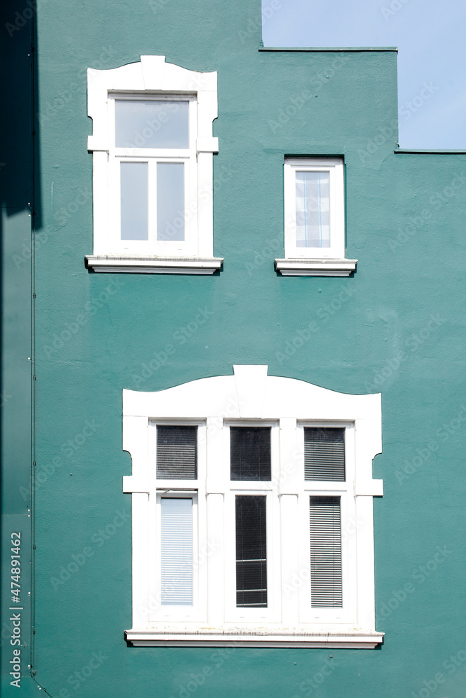 Grüne Hauswnd, Fenster, Altbau, Deutschland