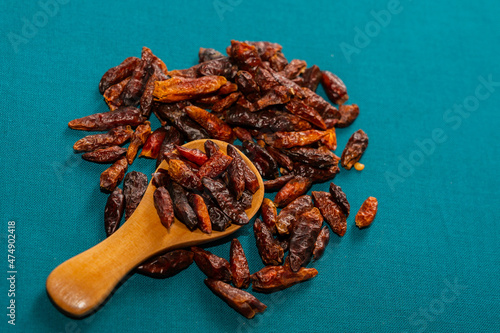 Piment oiseau fort avec cuillère en bois