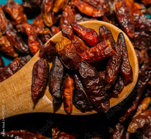 Piment oiseau fort avec cuillère en bois
