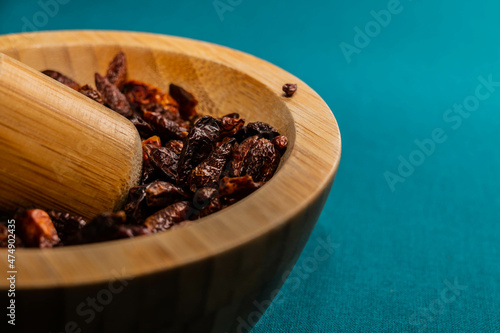 Piment oiseau fort avec mortier pillon