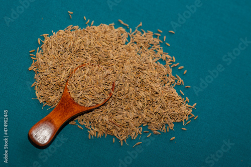 Tas de cumin en graine avec cuillère en bois