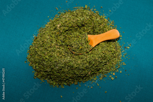 Coriandre en feuilles, avec cuillère en bois