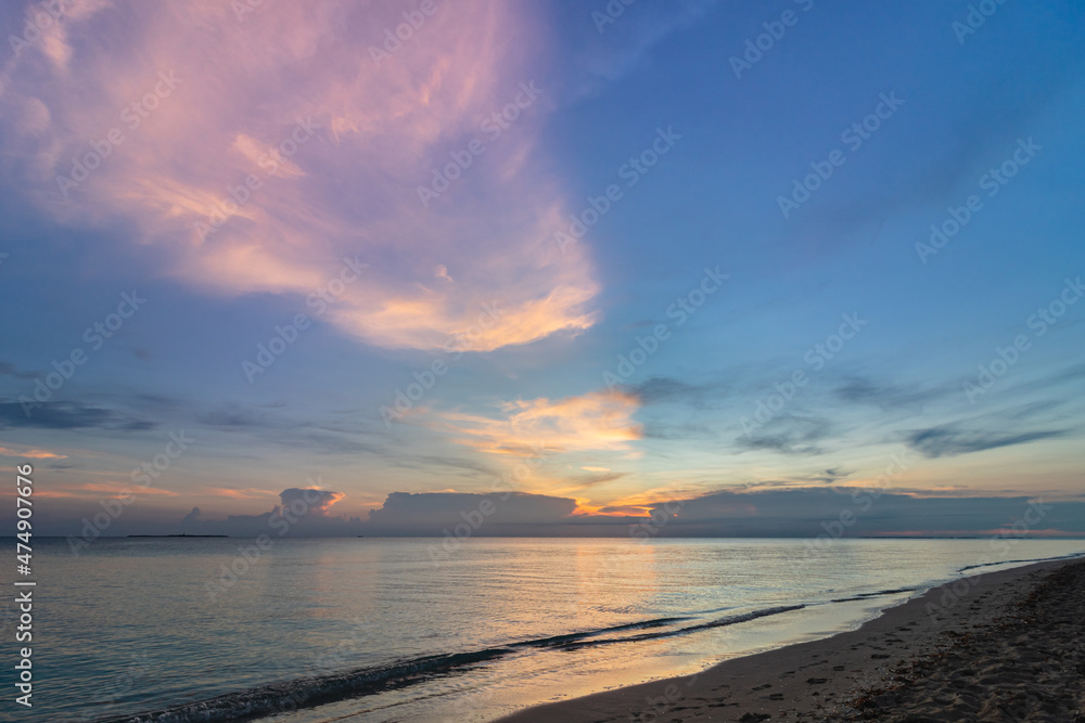 Fototapeta premium Beautiful sunrise on the ocean shore in the morning