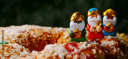 Photo the three wise men on a kings cake, web banner