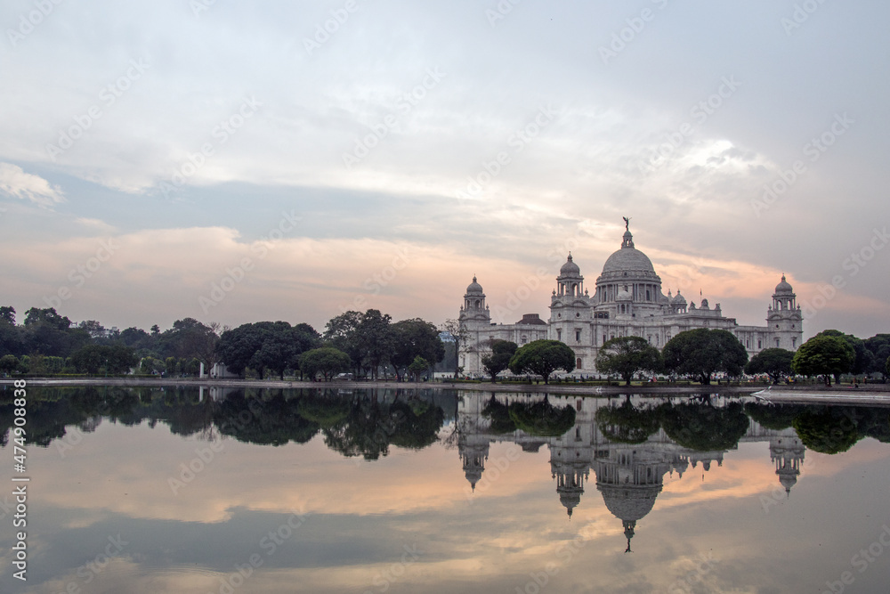 Obraz premium The Victoria Memorial is one of the most popular tourist destinations in Kolkata. Reflection is seen in the pond water in the garden area inside the Victoria Memorial.