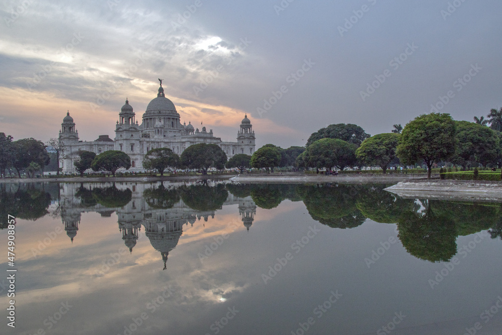 Obraz premium The Victoria Memorial is one of the most popular tourist destinations in Kolkata. Reflection is seen in the pond water in the garden area inside the Victoria Memorial.