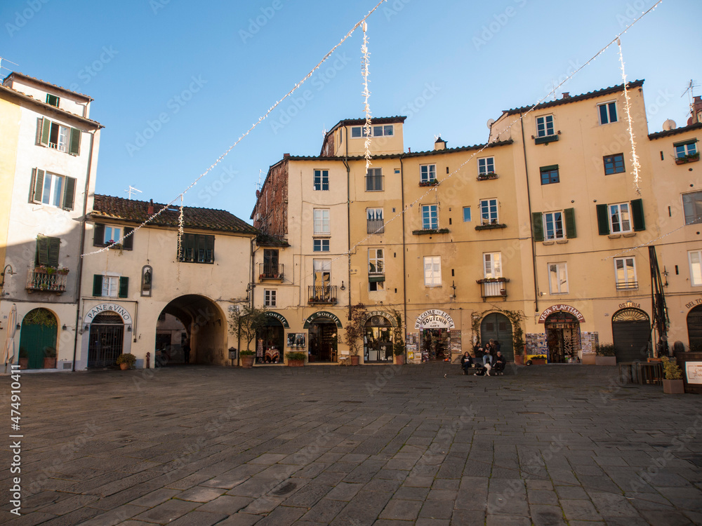 Italia, Toscana, la città di Lucca. Piazza del Mercato.