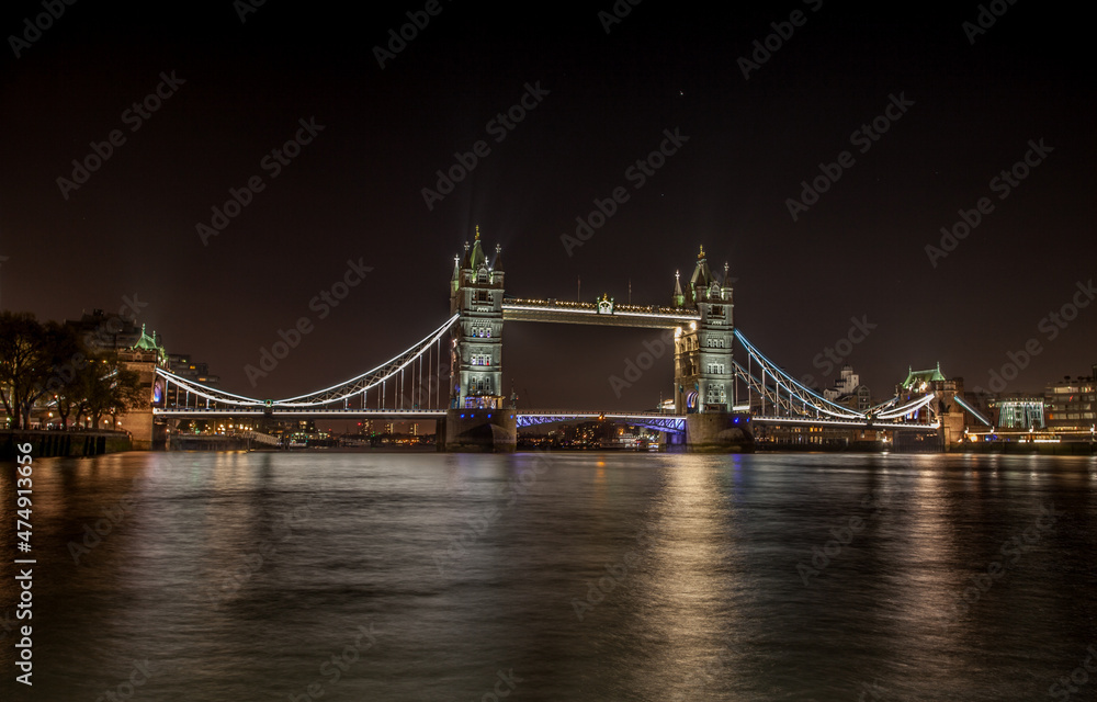 Obraz premium The iconic Tower Bridge in London, view to the illuminated Tower Bridge and skyline of London, UK, just after sunset.