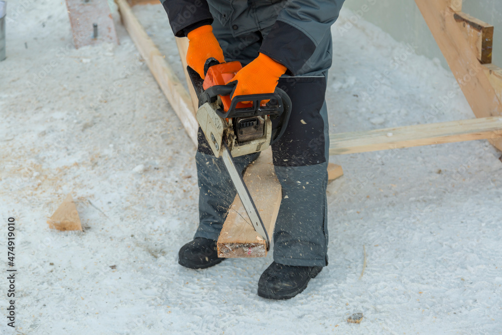 Hands fitter with chainsaw chainsaw Hands fitter with chainsaw chainsaw