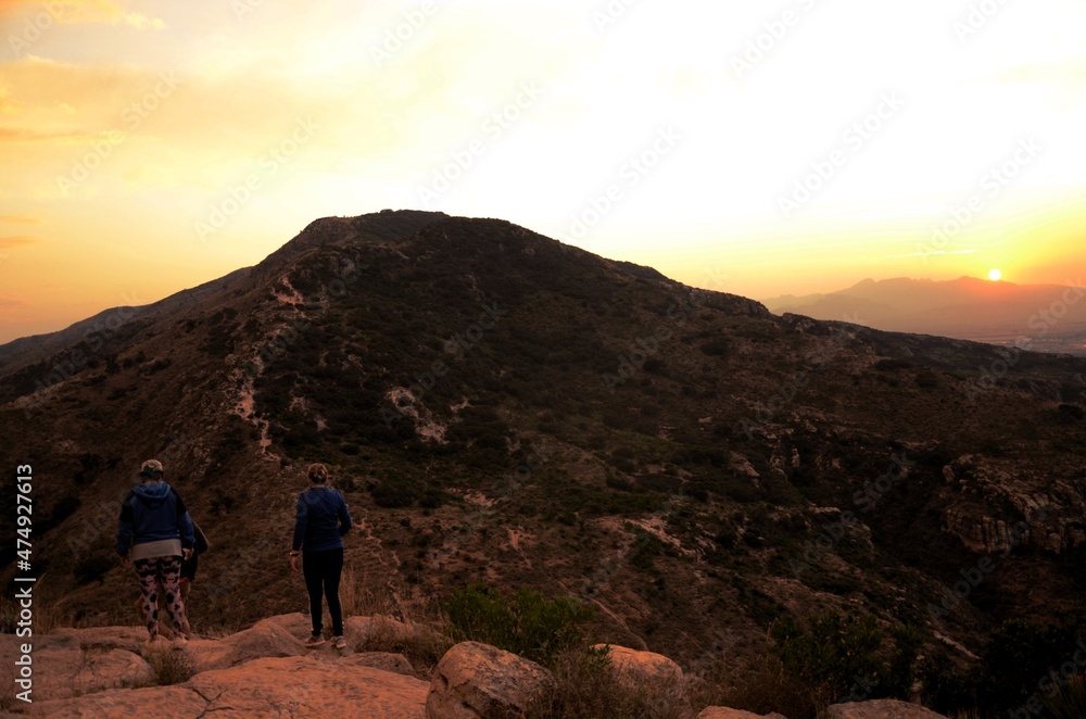 Fototapeta premium Atardecer o puesta de sol arriba de una montaña