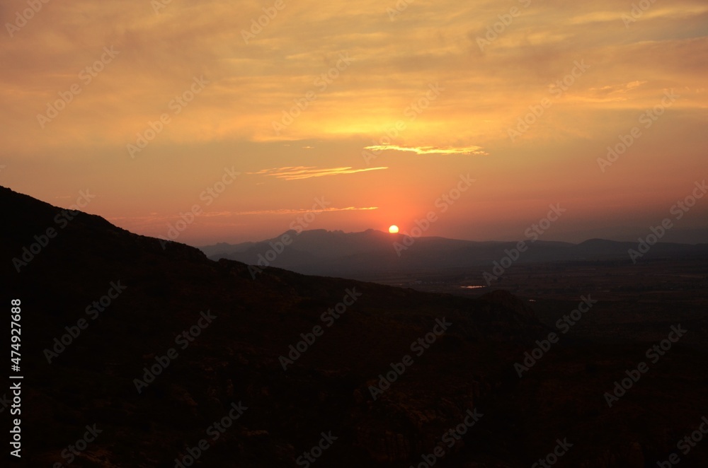 Obraz premium Atardecer o puesta de sol arriba de una montaña