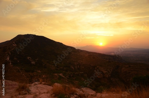 Atardecer o puesta de sol arriba de una montaña © Efrain