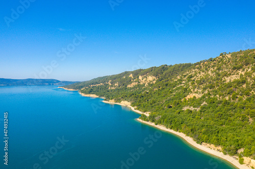 The green banks of Lake Sainte-Croix in Europe, France, Provence Alpes Cote dAzur, Var, in summer, on a sunny day. © Florent