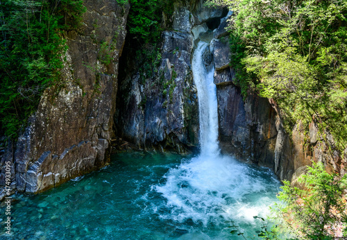 岩壁と滝の写真（長野県 柿其渓谷）