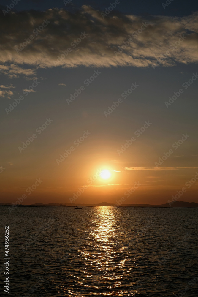 Naklejka premium beautiful sunset at sea, nature background