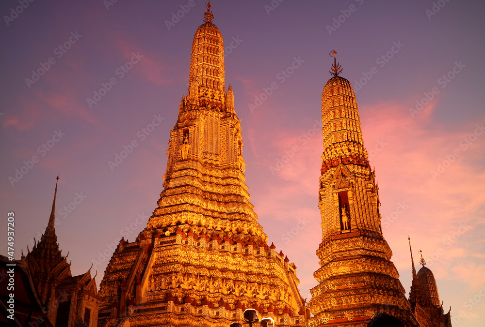 Fototapeta premium Marvelous View of Wat Arun Central Prang and Satellite Prang in the Twilight, Bangkok, Thailand