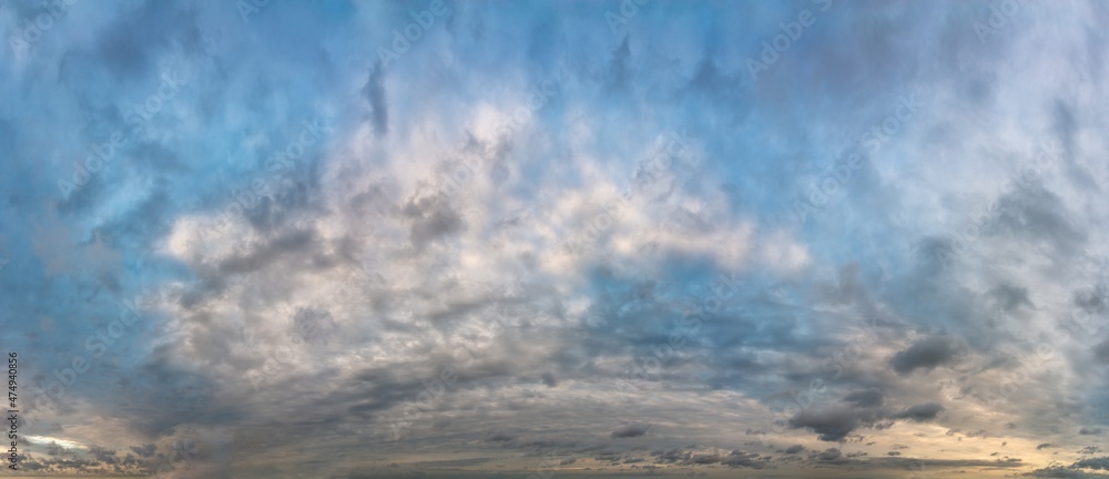 Obraz premium Fantastic clouds at sunrise
