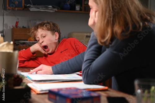 Mutter macht mit Sohn Hausaufgaben