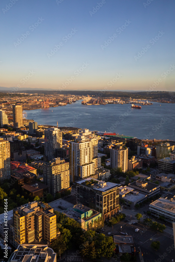 Fototapeta premium Seattle, Washington, USA - June 4 2021: Seattle downtown skyline and Mount Rainier during summer sunset. View from Seattle needle.
