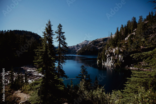 Fototapeta Naklejka Na Ścianę i Meble -  Deep blue lake in mid summer in the Pacific Northwest 