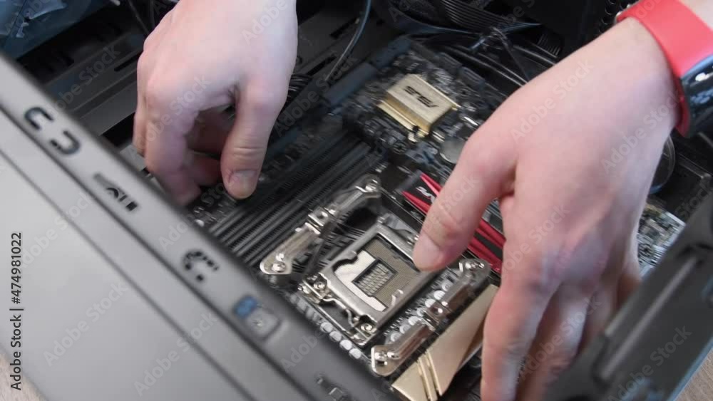 Hands place motherboard mini-ITX into PC tower vídeo do Stock | Adobe Stock