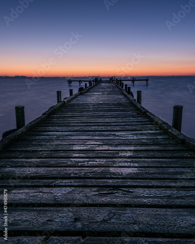 Holzsteg im Olgahafen am Dümmer kurz vor Sonnenaufgang zur blauen Stunde
