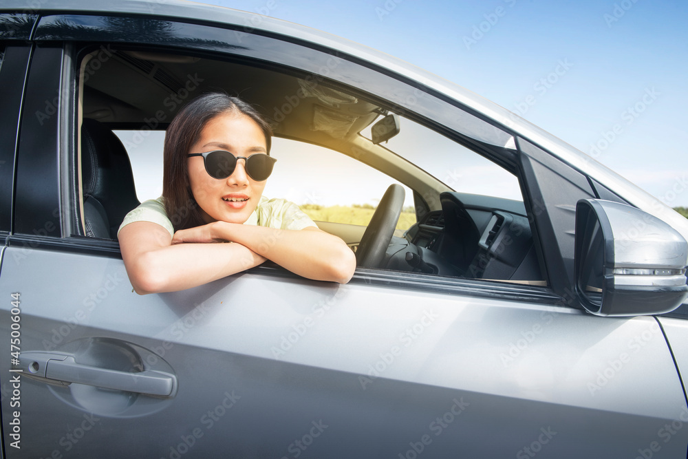 Naklejka premium Asian woman with sunglasses leaning
