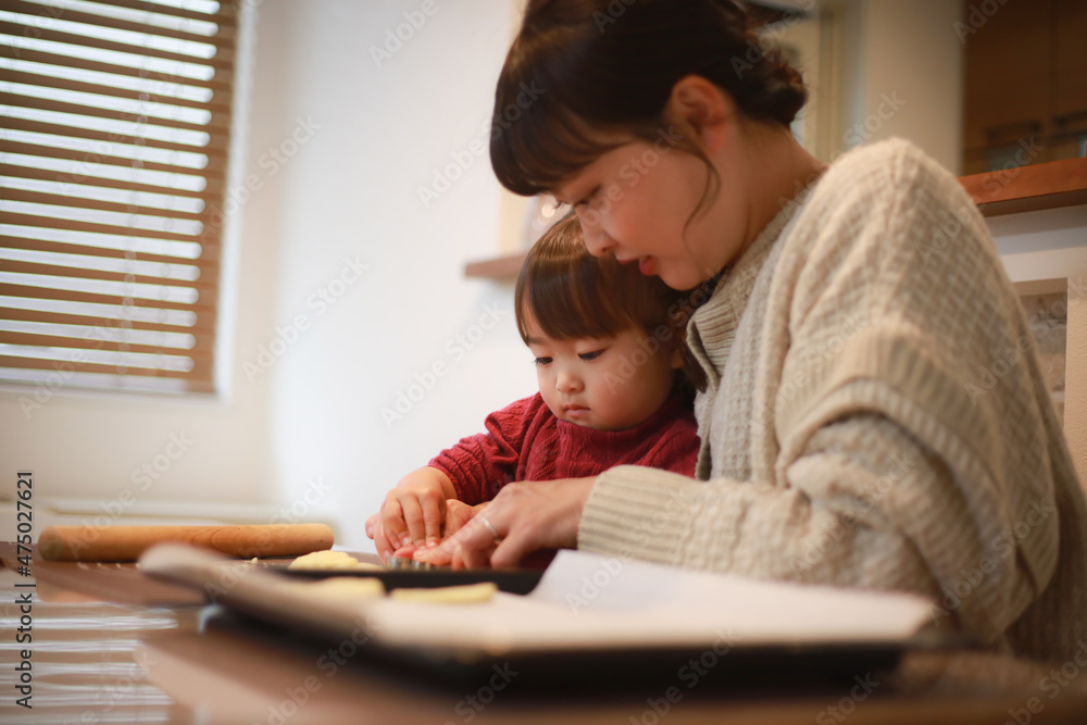 お菓子作りをする親子 お菓子作りをする親子