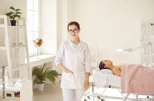 Foto Female dermatologist, skin therapist, beautician and skincare professional with patient in office