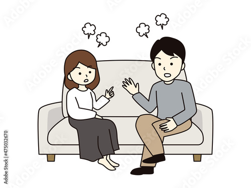 ソファに座って喧嘩をする夫婦　カップル