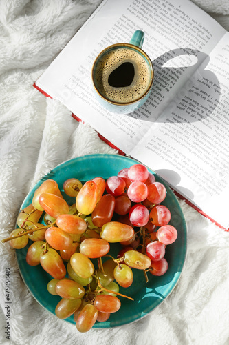 Plate with ripe grapes, boo...