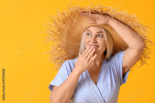 Surprised mature woman in s...