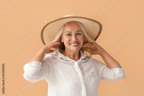 Beautiful mature woman in s...