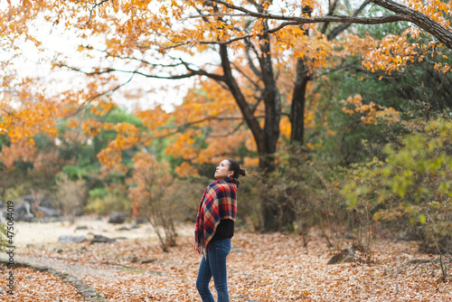 紅葉の公園で遊ぶ女性 © peach100