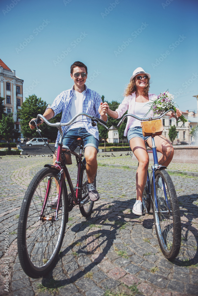 Obraz premium Couple with bicycles