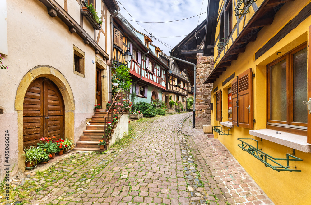 Obraz premium Colorful timbered houses of the Alsatian town of Eguisheim, France