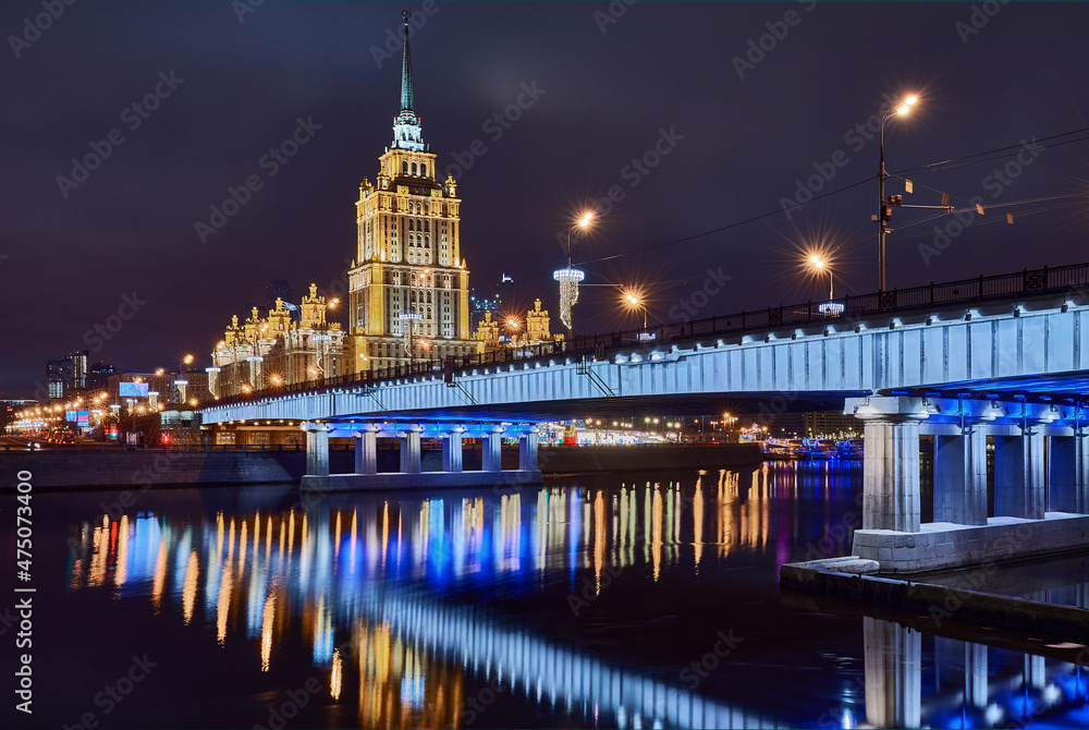 Obraz premium Christmas Moscow. New Year's decorations on Moscow embankment. Russian city in Christmas illumination. Moscow river on a winter night