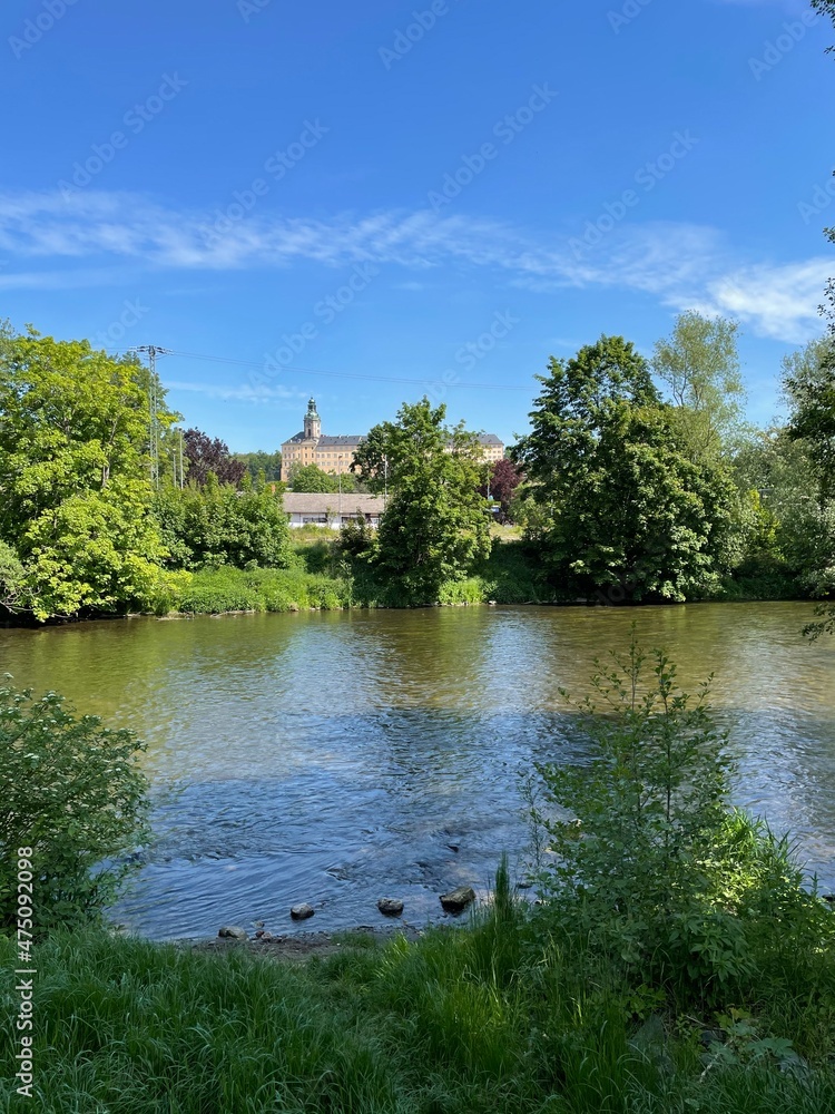 Fototapeta premium Schloss Heidecksburg mit Fluss Saale in Rudolstadt