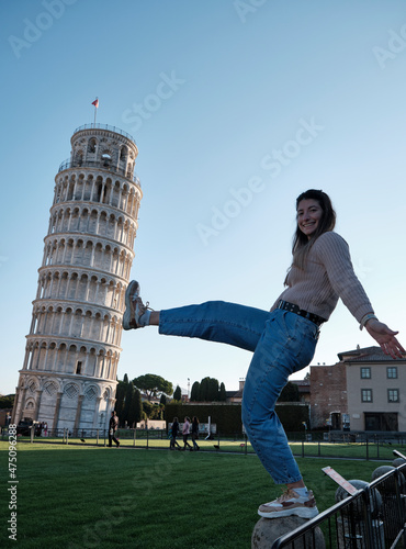 argentinian model posing with the Pisa tower