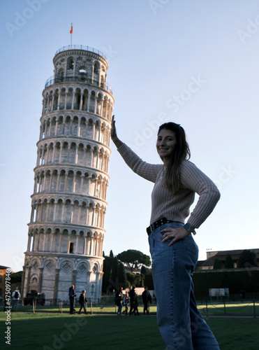 argentinian model posing with the Pisa tower