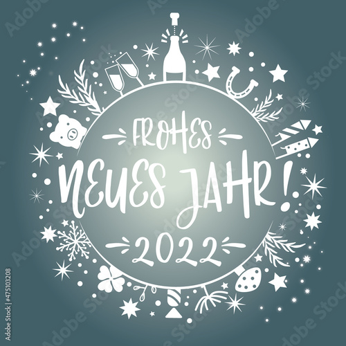 frohes neues Jahr 2022 Kalligraphie mit Symbolen - runde Form. Grußkarte mit Feuerwerk, Sekt, Sternen und Glücksbringern dunkelgrün und weiß